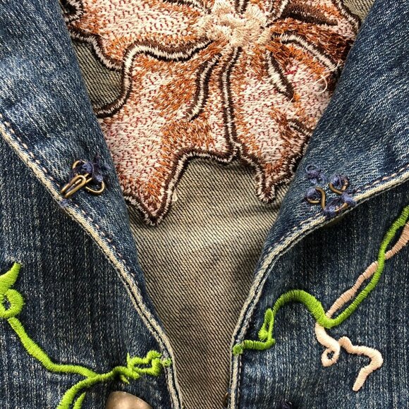 Live A Little Women's Jean Jacket Medium Petite Embroidered Floral Boho Y2K - Picture 10 of 14